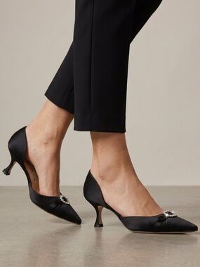 Manolo Blahnik Black Crystal Buckle Low Heel Pumps Size 37.5 / US 7.5